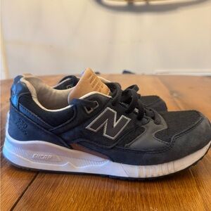 Like New Women’s New Balance Navy and Tan Sneakers